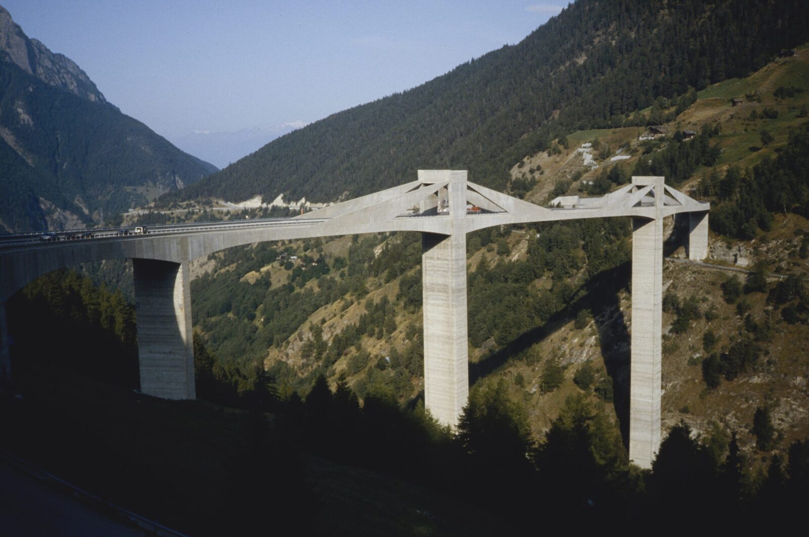 Die 1980 eröffnete Ganterbrücke im Wallis ist Teil der Simplonautobahn und wurde vom vielfach ausgezeichneten ETH-Professor Christian Menn (1927–2018) entworfen. Die Fahrbahn wird von Schrägkabeln gehalten, die jedoch einbetoniert und daher nicht sichtbar sind.