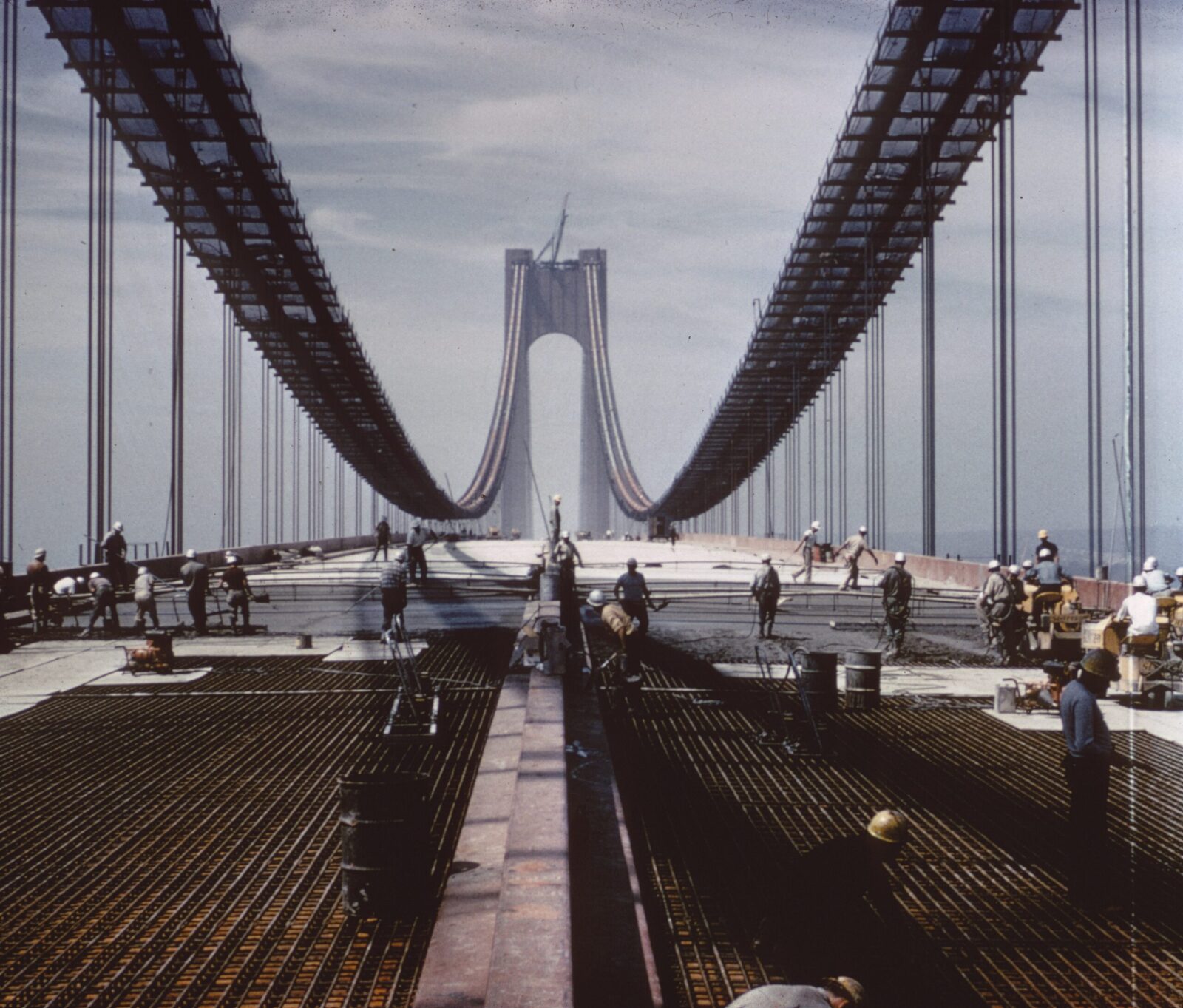The Verrazzano-Narrows Bridge during construction in 1964: more than 12,000 workers used a total of 200,000 kilometres of steel wire to make the bearing cables.