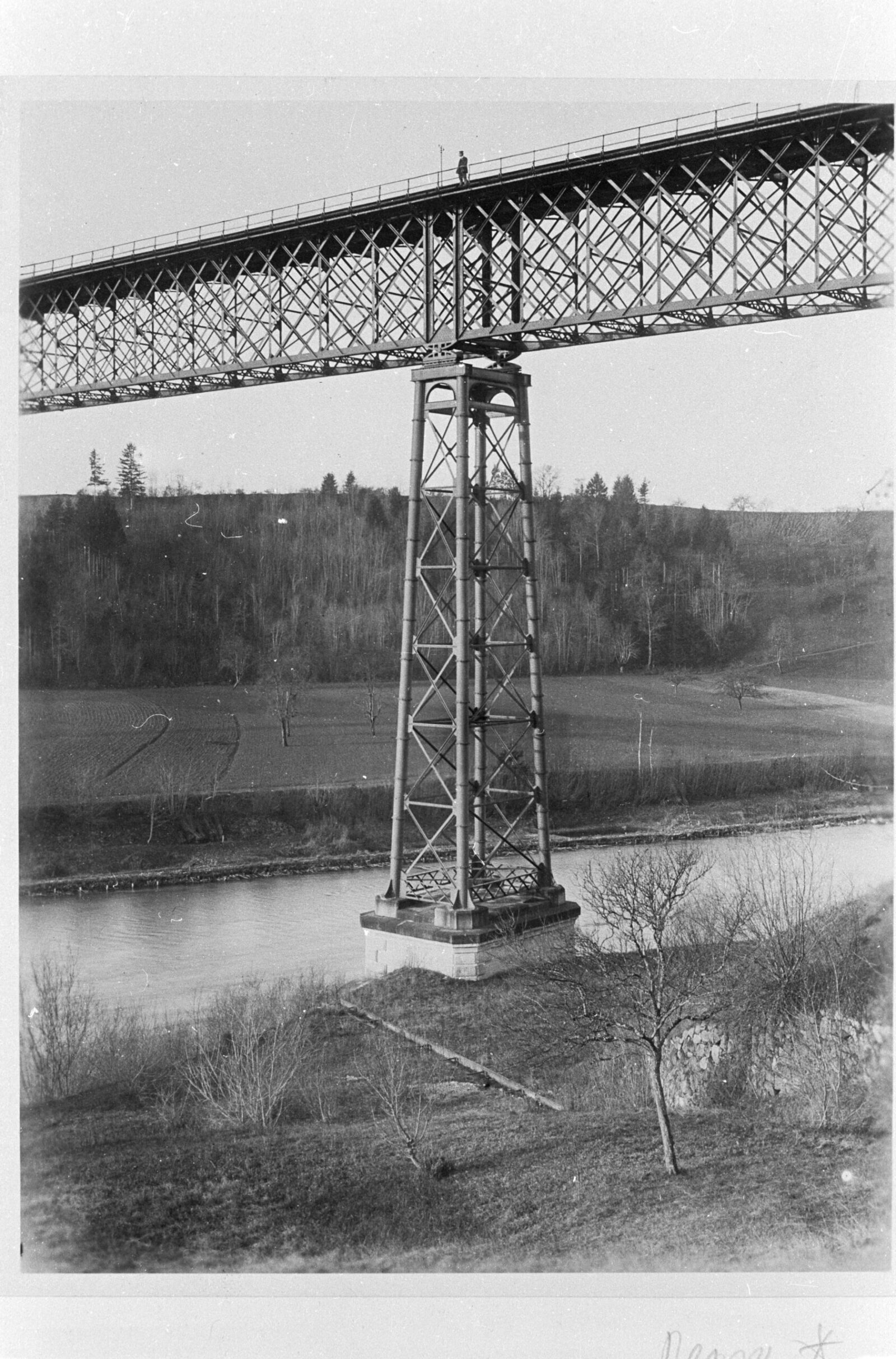 The Thur-Ossingen Bridge near Stein am Rhein, which opened in 1875, was one of Europe’s first railway bridges with wrought-iron supporting pillars. As a precaution, the Swiss Federal Railways closed the listed bridge in 2021 in order to have its structural safety tested by ETH experts.