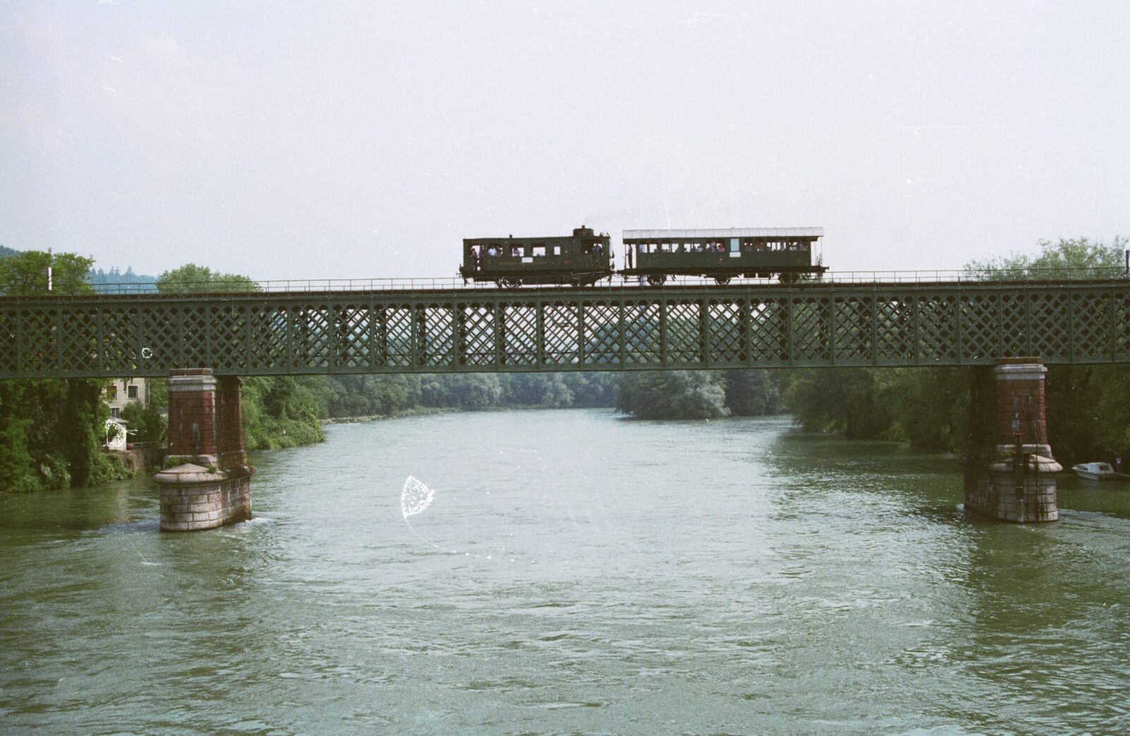 Sie stammt aus den Anfängen des Brückenbaus für die Eisenbahn: Diese Balkenbrücke aus Gitterfachwerk überspannt den Rhein auf der grenzüberschreitenden Strecke Waldshut–Koblenz. Sie wurde 1859 fertiggestellt und ist heute noch im Originalzustand.